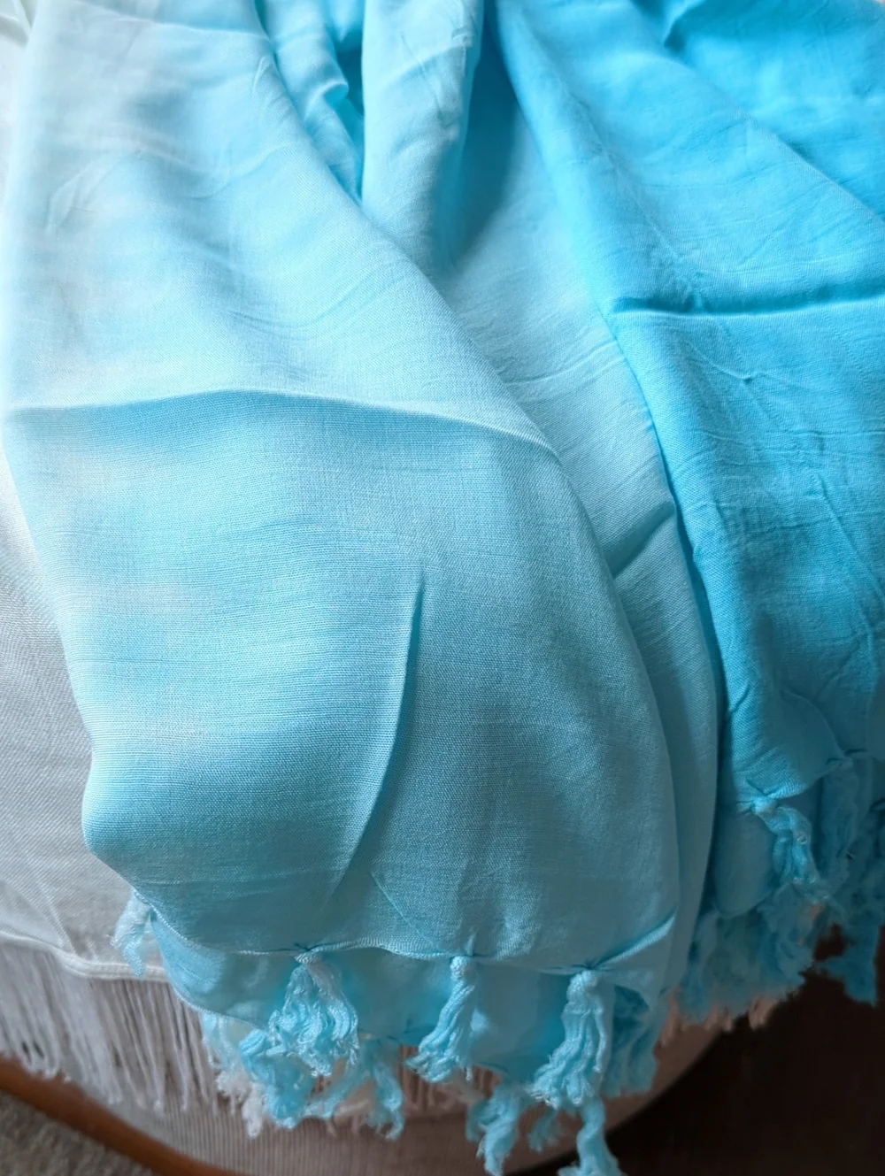 💙 🤍 Bundle: White Scarf With Heavy Fringe + Ombre Blue White Pario Sarong